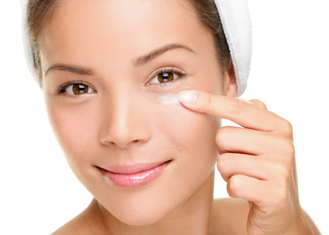 Vitamin K for dark circles under eyes. Topical vitamin K may help lighten dark circles under eyes.